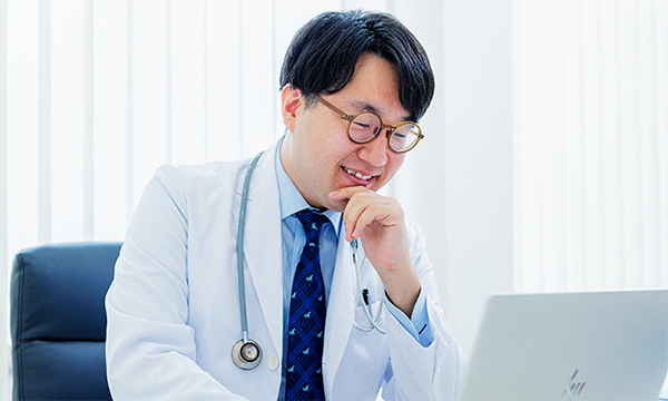 予約システムで診療予定を確認する医師