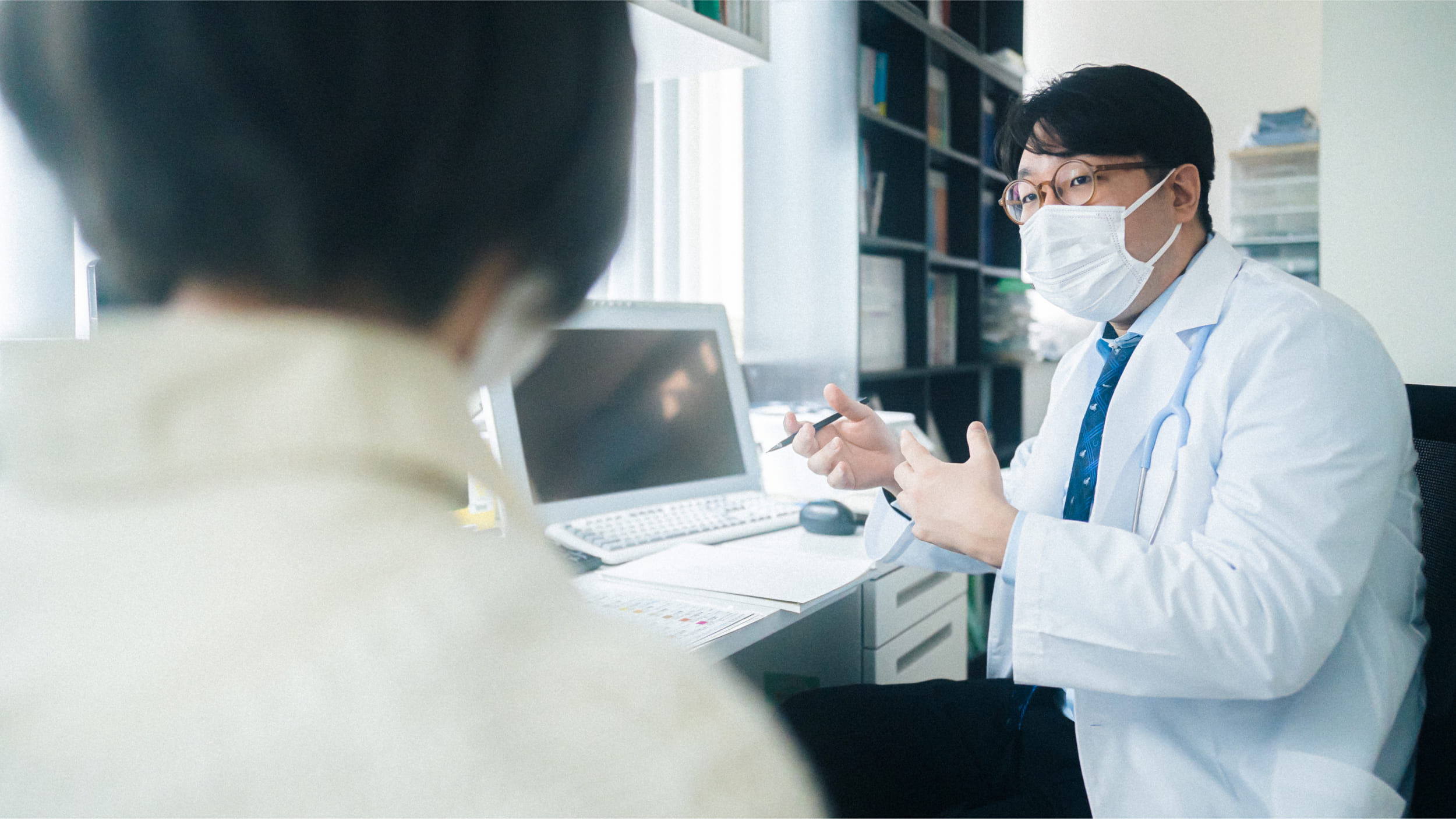 診察で説明する医師