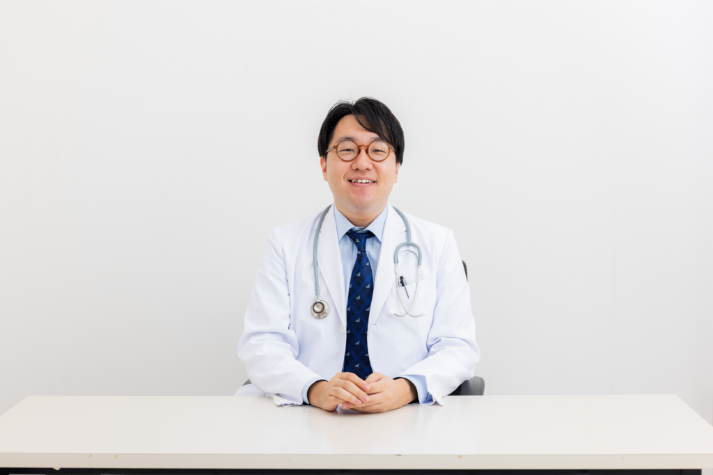 笑顔の医師